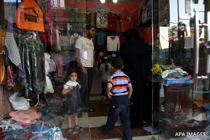 Palestinians shop in preparing to the celebration of Eid al-Adha festival at a market at the main market in Rafah southern Gaza strip, oct. 22, 2012. Muslims around the world prepare to celebrate Eid Al-Adha, which accor...