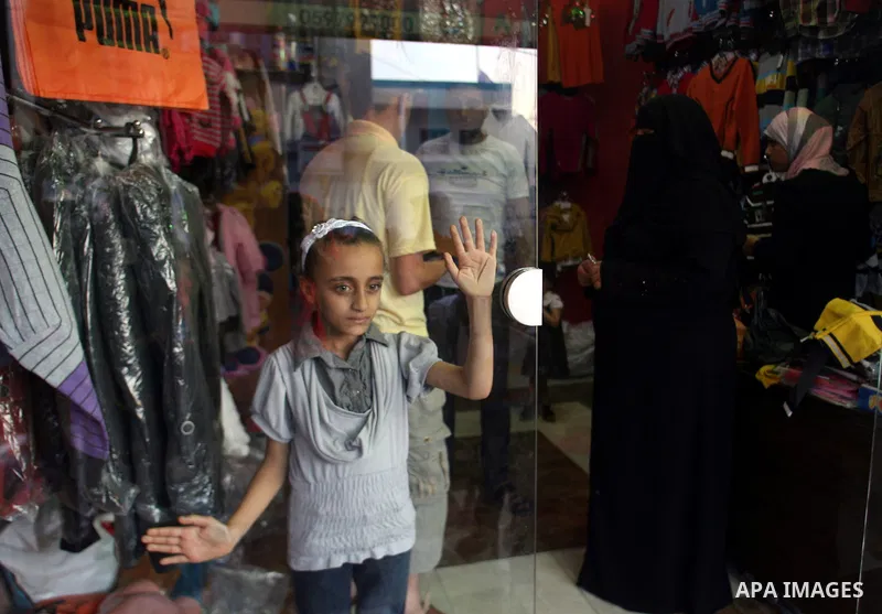 Palestinians shop in preparing to the celebration of Eid al-Adha festival at a market at the main market in Rafah southern Gaza strip, oct. 22, 2012. Muslims around the world prepare to celebrate Eid Al-Adha, which accor...