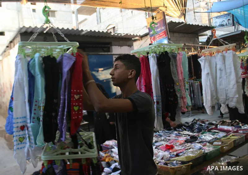 Palestinians shop in preparing to the celebration of Eid al-Adha festival at a market at the main market in Rafah southern Gaza strip, oct. 22, 2012. Muslims around the world prepare to celebrate Eid Al-Adha, which accor...