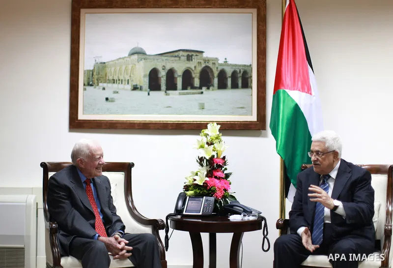 Palestinian President Mahmoud Abbas meets with the Former US President Jimmy Carter (L) in the West Bank town of Ramallah, 22 October 2012. Carter along with other member of the group of 'Elders' was meeting with the Pal...