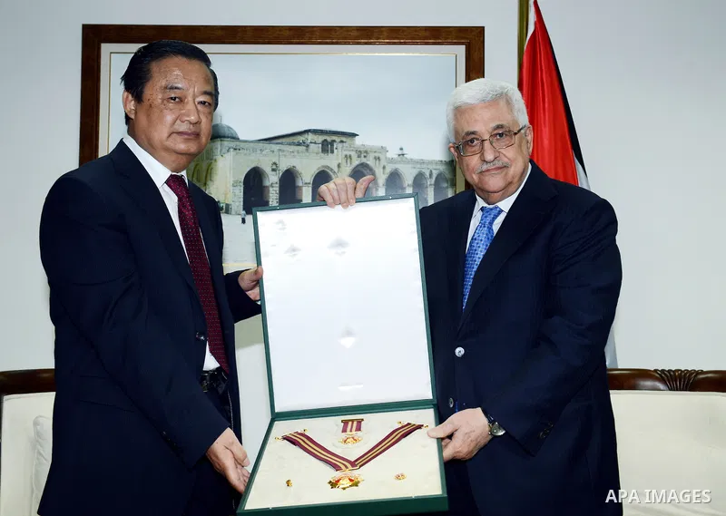 Palestinian President Mahmoud Abbas meets with the Chinese envoy to the peace process, in the West Bank town of Ramallah, 22 October 2012. Photo by Thaer Ganaim