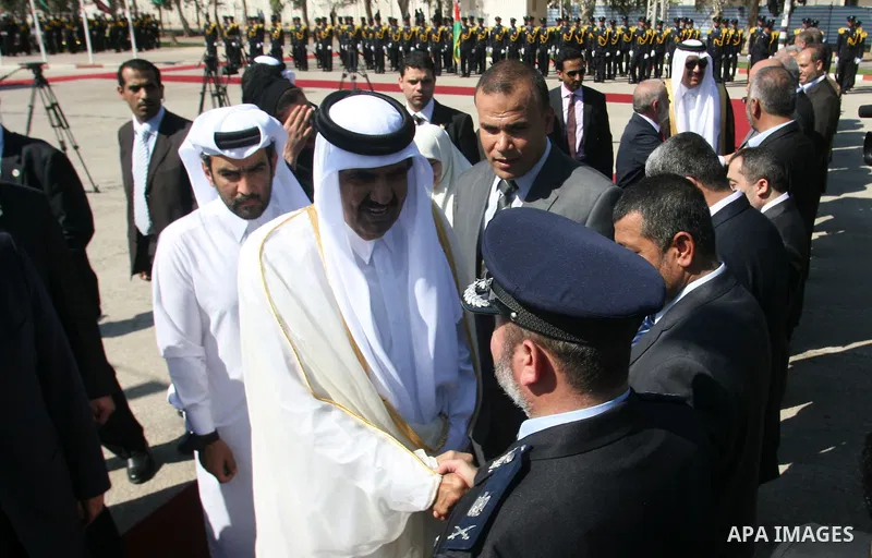 Qatari Emir Sheikh Hamad bin Khalifa al-Thani receives greetings from Palestinian ministers and politicians after his arrival at Rafah border crossing with Egypt on October 23, 2012. Sheikh Hamad bin Khalifa al-Thani arr...