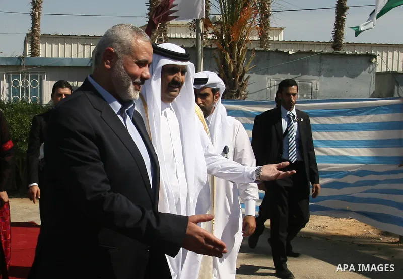 Qatari Emir Sheikh Hamad bin Khalifa al-Thani receives greetings from Palestinian ministers and politicians after his arrival at Rafah border crossing with Egypt on October 23, 2012. Sheikh Hamad bin Khalifa al-Thani arr...