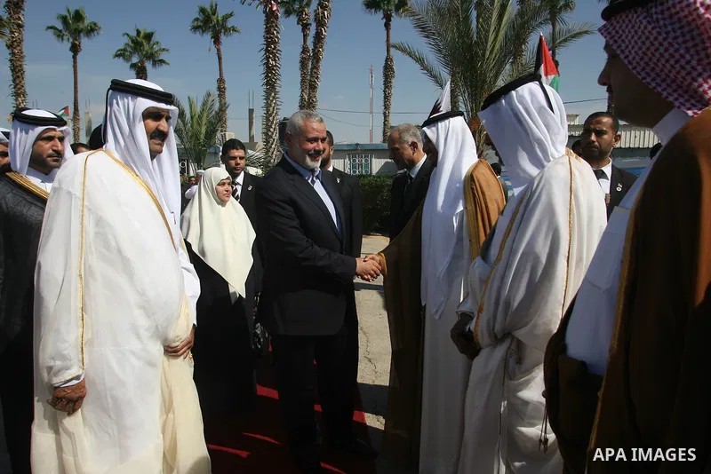 Qatari Emir Sheikh Hamad bin Khalifa al-Thani receives greetings from Palestinian ministers and politicians after his arrival at Rafah border crossing with Egypt on October 23, 2012. Sheikh Hamad bin Khalifa al-Thani arr...