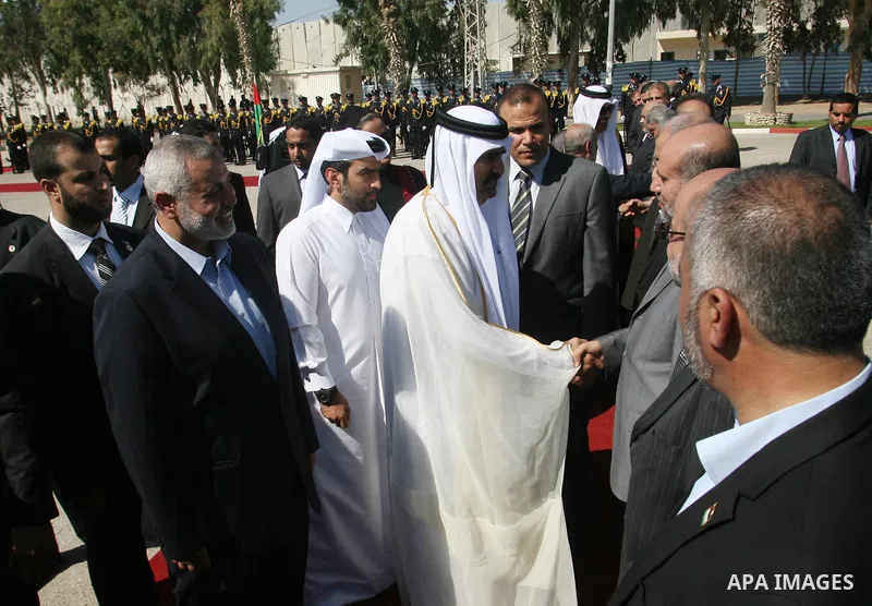Qatari Emir Sheikh Hamad bin Khalifa al-Thani receives greetings from Palestinian ministers and politicians after his arrival at Rafah border crossing with Egypt on October 23, 2012. Sheikh Hamad bin Khalifa al-Thani arr...
