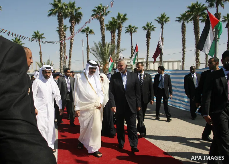 Qatari Emir Sheikh Hamad bin Khalifa al-Thani receives greetings from Palestinian ministers and politicians after his arrival at Rafah border crossing with Egypt on October 23, 2012. Sheikh Hamad bin Khalifa al-Thani arr...