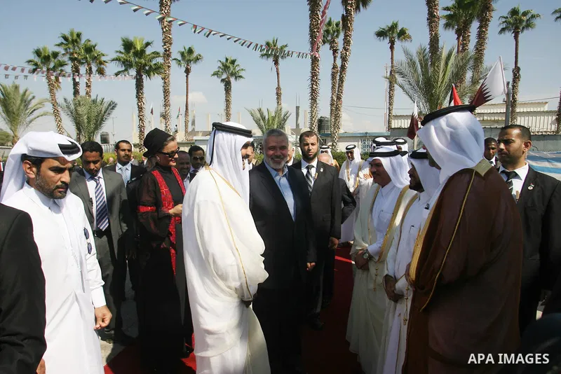 Qatari Emir Sheikh Hamad bin Khalifa al-Thani receives greetings from Palestinian ministers and politicians after his arrival at Rafah border crossing with Egypt on October 23, 2012. Sheikh Hamad bin Khalifa al-Thani arr...