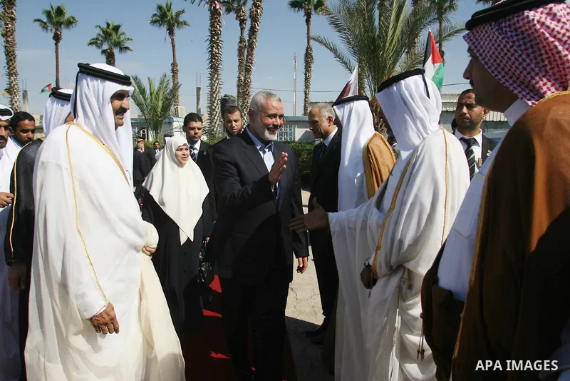 Qatari Emir Sheikh Hamad bin Khalifa al-Thani receives greetings from Palestinian ministers and politicians after his arrival at Rafah border crossing with Egypt on October 23, 2012. Sheikh Hamad bin Khalifa al-Thani arr...