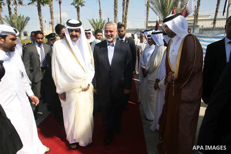 Qatari Emir Sheikh Hamad bin Khalifa al-Thani receives greetings from Palestinian ministers and politicians after his arrival at Rafah border crossing with Egypt on October 23, 2012. Sheikh Hamad bin Khalifa al-Thani arr...