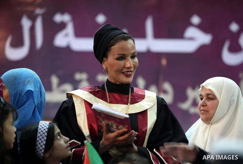 Qatar's First Lady Sheikha Mozah bint Nasser al-Missned stands with the wife of Gaza's prime minister Ismail Haniyah surrounding with Palestinian children at the Islamic University in Gaza city on October 23, 2012. The E...