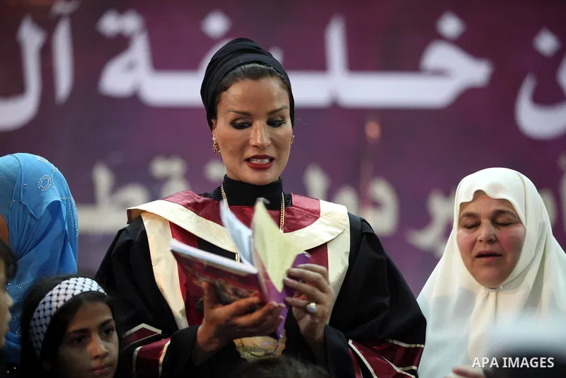 Qatar's First Lady Sheikha Mozah bint Nasser al-Missned stands with the wife of Gaza's prime minister Ismail Haniyah surrounding with Palestinian children at the Islamic University in Gaza city on October 23, 2012. The E...