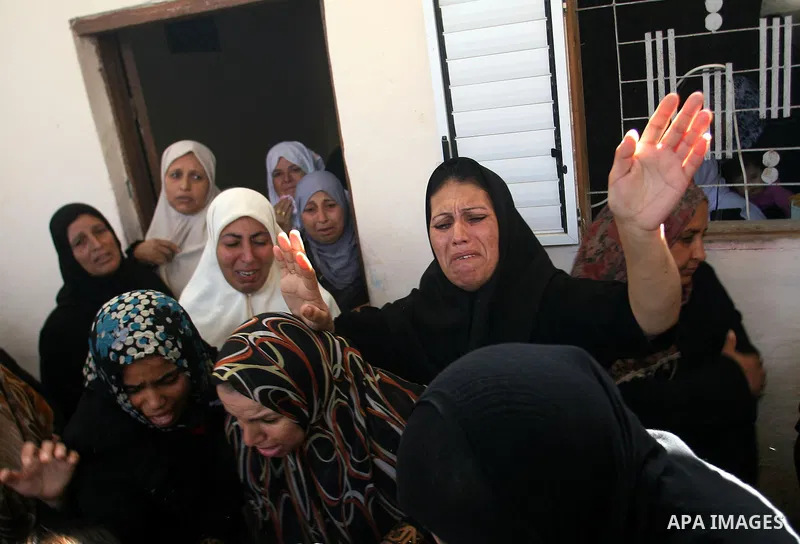Palestinian mourners carry the body of militant Mohamed al-Shikh during his funeral in Rafah, southern Gaza Strip, on October 24, 2012. Palestinians fired more than 40 rockets from the Gaza Strip into Israel injuring thr...