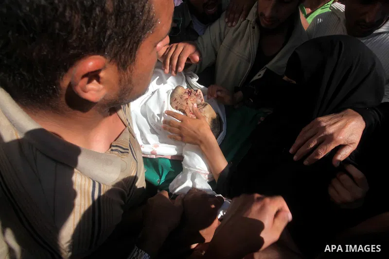 Palestinians carry the body of Suleiman al-Qarra during his funeral in Khanions, Southern Gaza Strip, on October 28, 2012. Israel killed the Hamas gunman it accused of preparing to fire a rocket from the Gaza Strip . Pho...