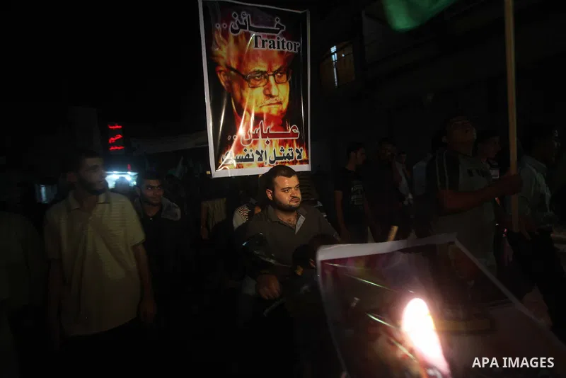 Hamas supporters attend a rally against Palestinian President Mahmoud Abbas in Jabalya in the northern Gaza Strip November 3, 2012. Abbas made a rare if symbolic concession to Israel on Thursday, saying he had no permane...