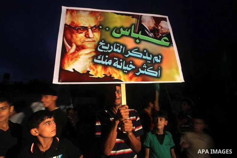 Hamas supporters attend a rally against Palestinian President Mahmoud Abbas in Jabalya in the northern Gaza Strip November 3, 2012. Abbas made a rare if symbolic concession to Israel on Thursday, saying he had no permane...