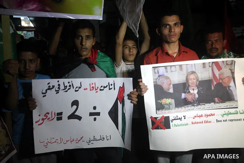 Hamas supporters attend a rally against Palestinian President Mahmoud Abbas in Gaza City November 3, 2012. Abbas made a rare if symbolic concession to Israel on Thursday, saying he had no permanent claim on the town from...