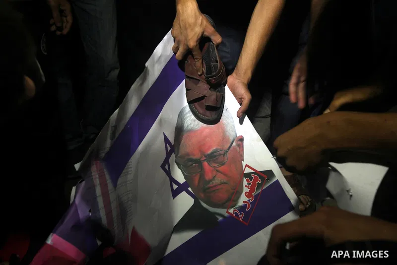 Hamas supporters attend a rally against Palestinian President Mahmoud Abbas in Gaza City November 3, 2012. Abbas made a rare if symbolic concession to Israel on Thursday, saying he had no permanent claim on the town from...