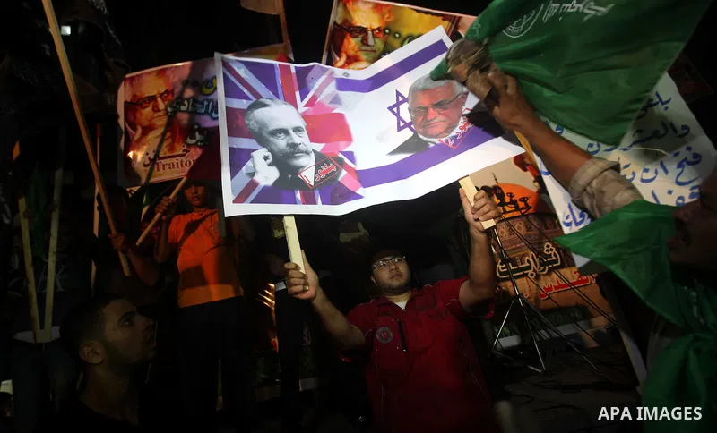 Hamas supporters attend a rally against Palestinian President Mahmoud Abbas in Gaza City November 3, 2012. Abbas made a rare if symbolic concession to Israel on Thursday, saying he had no permanent claim on the town from...