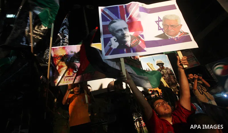 Hamas supporters attend a rally against Palestinian President Mahmoud Abbas in Gaza City November 3, 2012. Abbas made a rare if symbolic concession to Israel on Thursday, saying he had no permanent claim on the town from...
