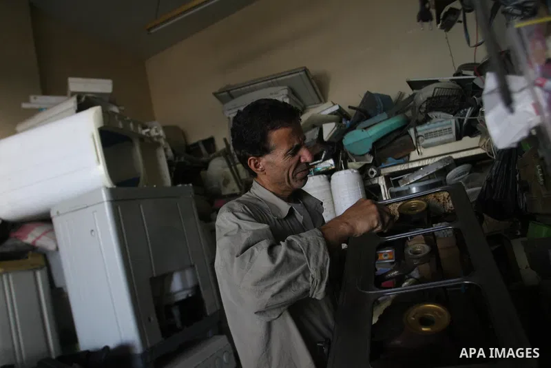 A Palestinian man repairs a cooking gas at his workshop in Rafah southern in Gaza City on November 6, 2012. Photo by Eyad Al Baba