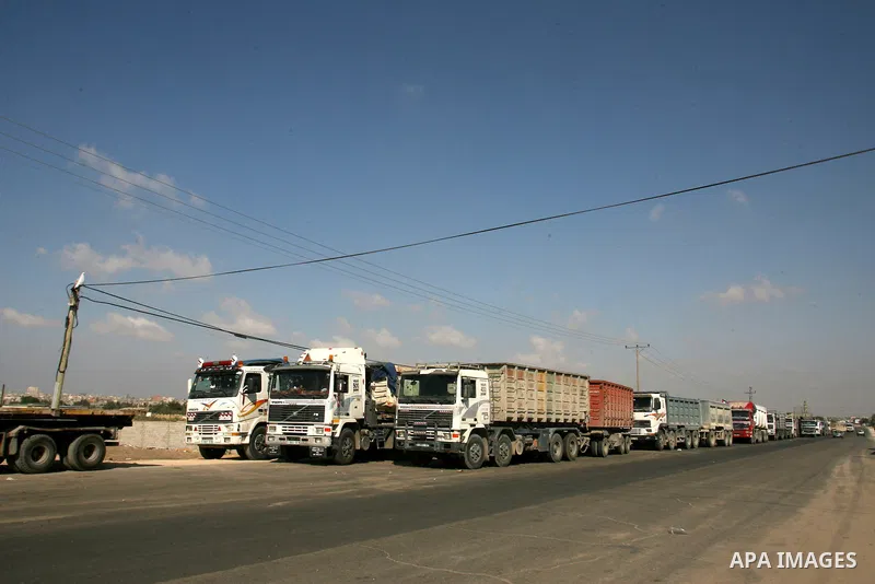 Palestinian trucks wait outside Israeli crossing Karem Abu Salem to load goods to Rafah in the southern Gaza Strip on Nov. 07, 2012. Photo by Eyad Al Baba