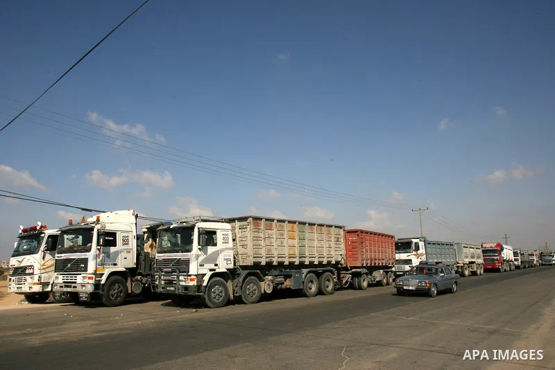 Palestinian trucks wait outside Israeli crossing Karem Abu Salem to load goods to Rafah in the southern Gaza Strip on Nov. 07, 2012. Photo by Eyad Al Baba
