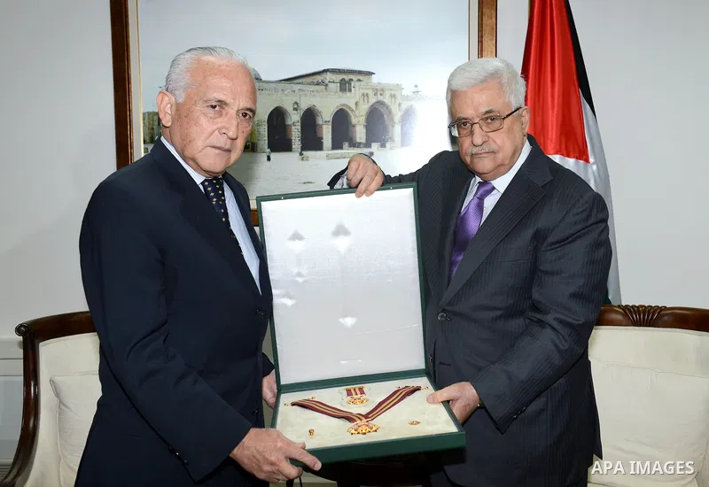 Palestinian President Mahmoud Abbas (Abu Mazen) grants Mr. Horacio wamba argentina's Representative the Star of Jerusalem, in the West Bank city f Ramallah, on Nov. 08, 2012. Photo by Thaer Ganaim