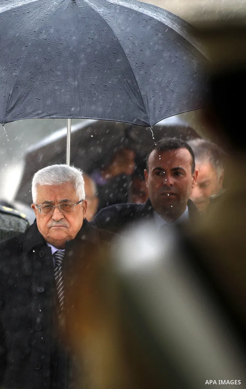 Palestinian President Mahmoud Abbas (L) makes his way to late leader Yasser Arafat grave prior the official ceremony of marking Arafat's 8th Anniversary of his death, in the West Bank city of Ramallah on Nov. 11, 2012. (...