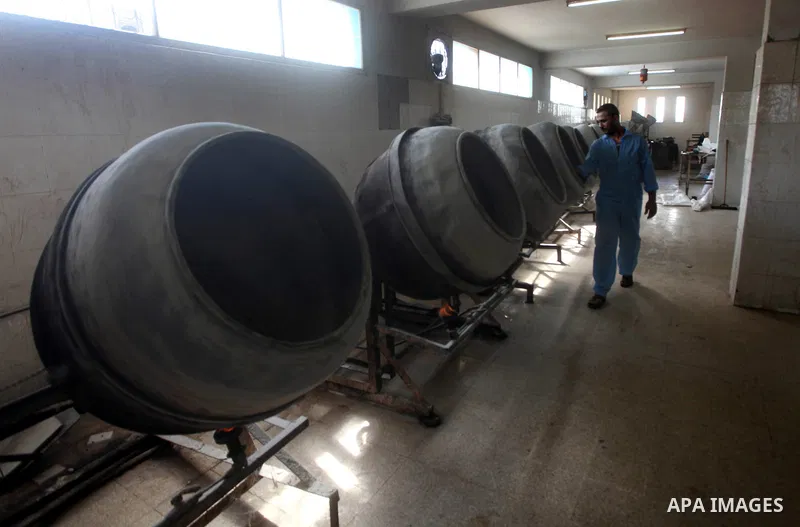 Palestinian labourers work at a factory for making of candy in Gaza city on Nov. 14, 2012. Photo by Ashraf Amra