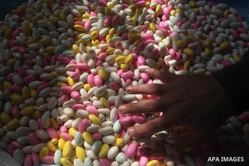 Palestinian labourers work at a factory for making of candy in Gaza city on Nov. 14, 2012. Photo by Ashraf Amra