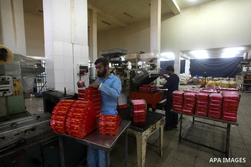 Palestinian labourers work at a factory for making of candy in Gaza city on Nov. 14, 2012. Photo by Ashraf Amra