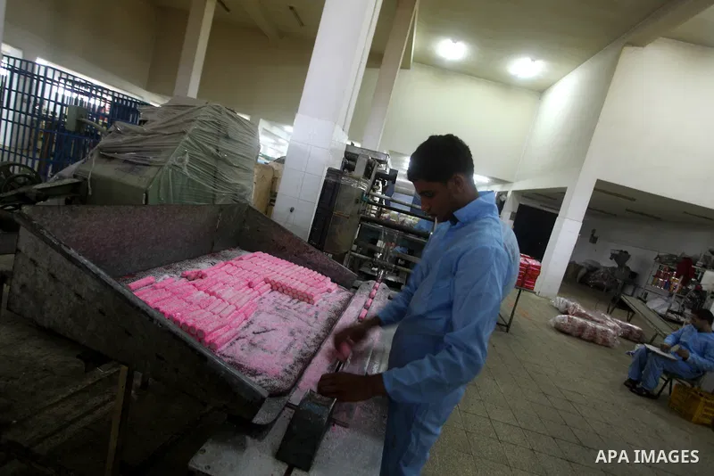 Palestinian labourers work at a factory for making of candy in Gaza city on Nov. 14, 2012. Photo by Ashraf Amra