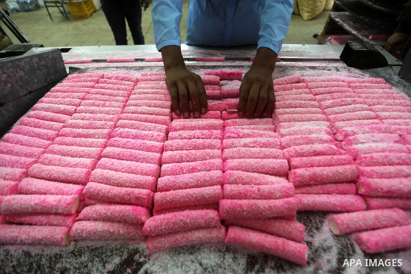 Palestinian labourers work at a factory for making of candy in Gaza city on Nov. 14, 2012. Photo by Ashraf Amra