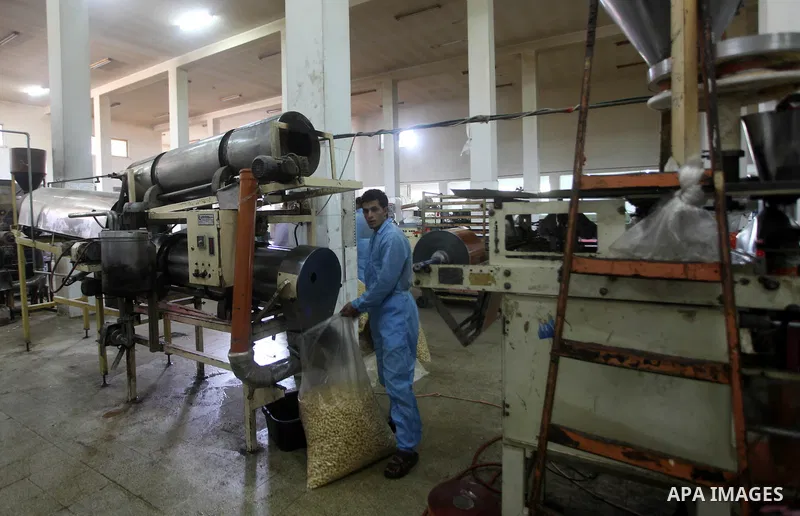 Palestinian labourers work at a factory for making of candy in Gaza city on Nov. 14, 2012. Photo by Ashraf Amra