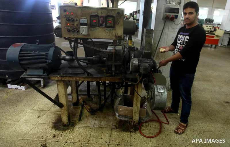 Palestinian labourers work at a factory for making of candy in Gaza city on Nov. 14, 2012. Photo by Ashraf Amra