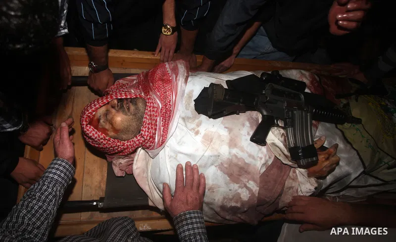 Palestinian mourners carry the body of Ahmad Jaabari, head of the military wing of the Hamas movement, the Ezzedin Qassam Brigades, during his funeral in Gaza City, on November 15, 2012. Tensions between Israel and Gaza...