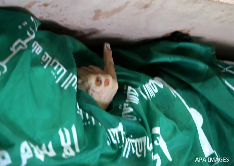 Palestinian mourners carry the body of Ahmad Jaabari, head of the military wing of the Hamas movement, the Ezzedin Qassam Brigades, during his funeral in Gaza City, on November 15, 2012. Tensions between Israel and Gaza...