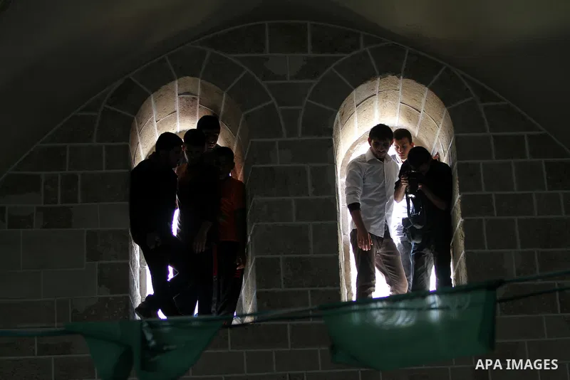 Palestinian mourners look of the body of Ahmad Jaabari, head of the military wing of the Hamas movement, the Ezzedin Qassam Brigades, during his funeral in Gaza City, on November 15, 2012. Tensions between Israel and Gaz...