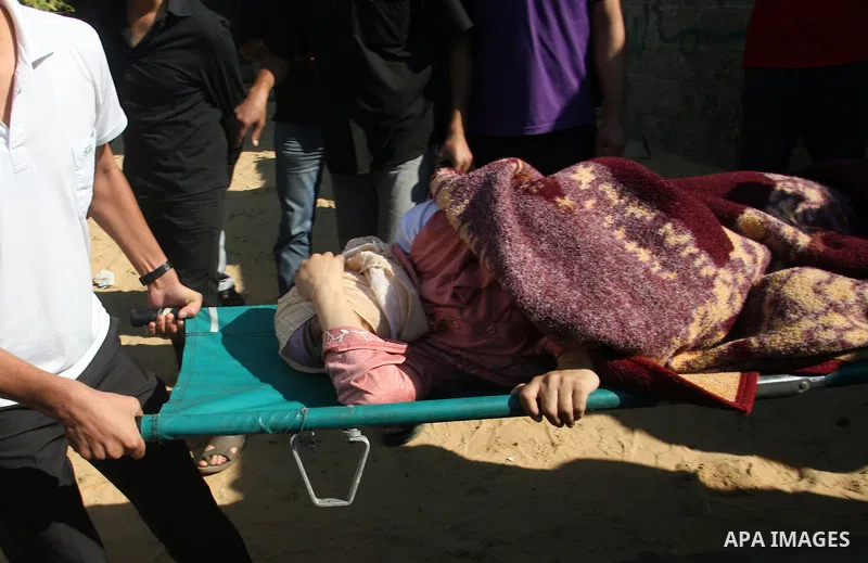 Palestinian medics treat a wounded woman at a hospital after an Israeli air strike in Khan Younis in the southern Gaza Strip November 15, 2012. Hamas fired dozens of rockets into southern Israel on Thursday, killing thre...