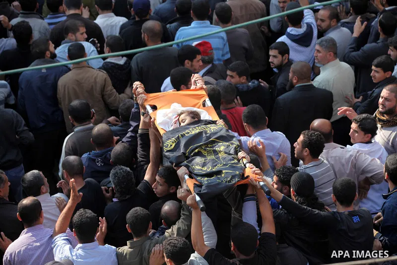 Palestinian mourners carry the body of girl, during her funeral in Gaza City, on November 15, 2012. Tensions between Israel and Gaza have sparked a furious response from Egypt's Islamist administration, which has close t...