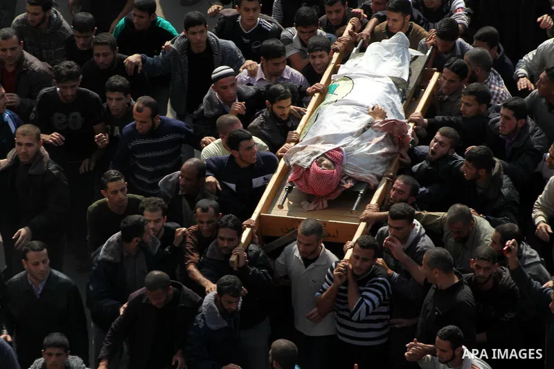 Palestinian mourners carry the body of Ahmad Jaabari, head of the military wing of the Hamas movement, the Ezzedin Qassam Brigades, during his funeral in Gaza City, on November 15, 2012. Tensions between Israel and Gaza...