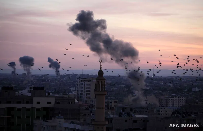 Smoke rises after Israeli air strike in the central of Gaza city on 16 November 2012. Missiles continue to be fired by Palestinian militant in the Gaza Strip, as Israel continues to strike targets inside the Gaza Strip i...