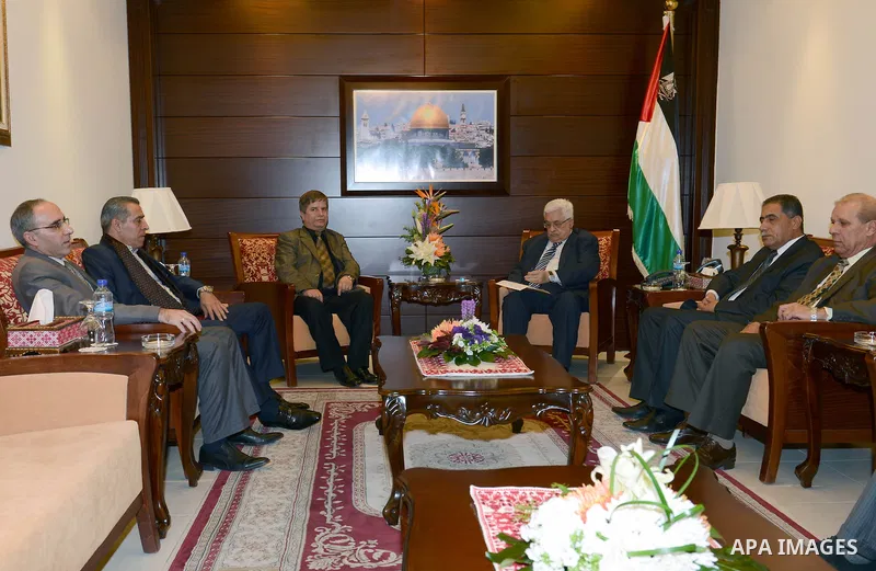 Palestinian President Mahmoud Abbas meets with a delegation of Palestinian doctors in the West Bank city of Ramallah, November, 17, 2012. Photo by Thaer Ganaim
