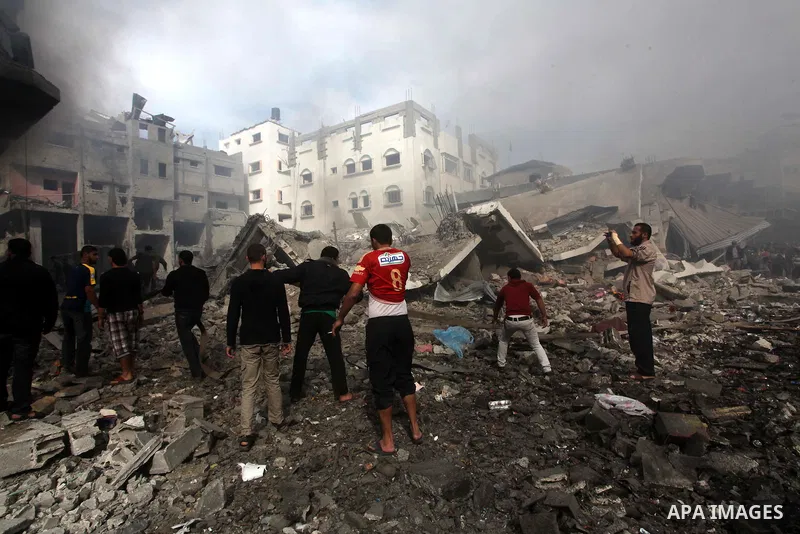 Palestinians survey the remains of a destroyed a house after Israeli air strike in al-Shijaia in the east of Gaza city on, 18 November 2012. Israel bombed militant targets in Gaza for a fifth straight day on Sunday, laun...