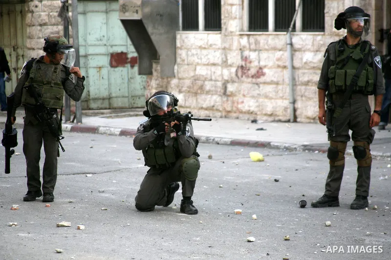 Israeli soldiers shoot at Palestinian protesters in the West Bank city of Hebron, 18 November 2012. Palestinians from the West Bank show their solidarity with Palestinians in the Gaza Strip facing air strikes and the pos...