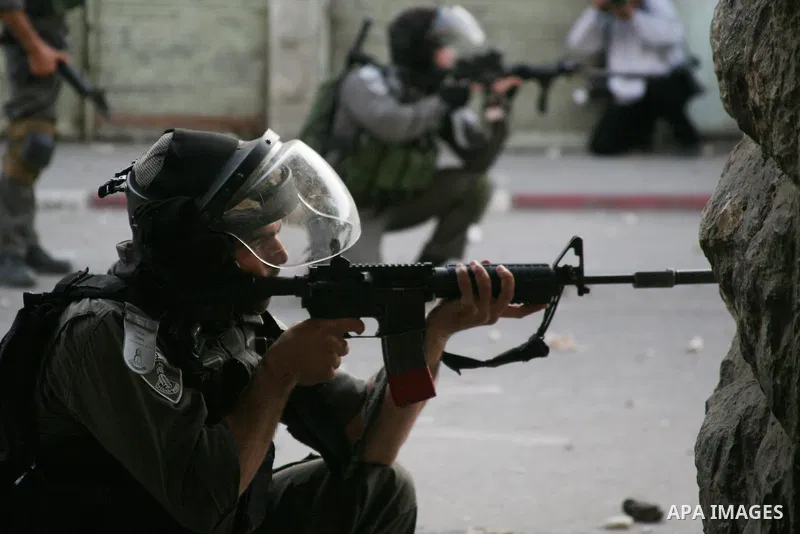 Israeli soldiers shoot at Palestinian protesters in the West Bank city of Hebron, 18 November 2012. Palestinians from the West Bank show their solidarity with Palestinians in the Gaza Strip facing air strikes and the pos...