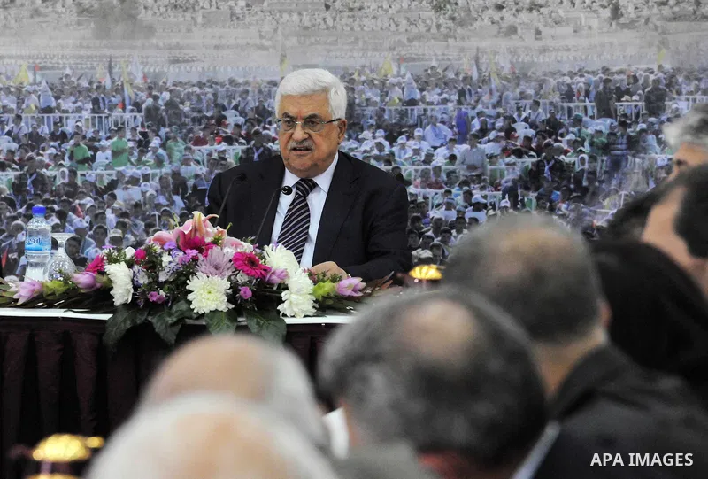 Palestinian President Mahmoud Abbas meets with Palestinian leadership, in the West Bank city of Ramallah, November 18, 2012. Photo by Thaer Ganaim