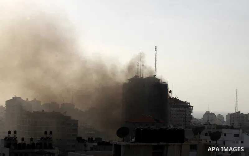 Smoke rises from al-Shorooq building which targeted by Israeli airstrike in Gaza city, 19 November, 2012. Media reports that Israeli forces were on Monday targeting the Palestinian homes and other buildings in its bombar...