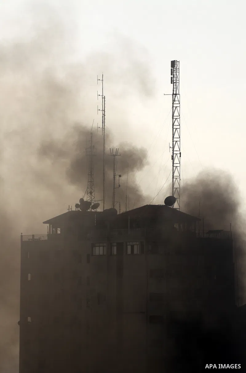 Smoke rises from al-Shorooq building which targeted by Israeli airstrike in Gaza city, 19 November, 2012. Media reports that Israeli forces were on Monday targeting the Palestinian homes and other buildings in its bombar...