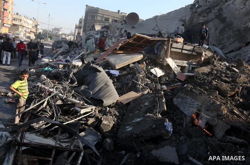 Palestinians salvage baggage from a building destroyed by an Israeli airstrike, in Gaza City, Gaza Strip, 20 November 2012. Media reports state that Israel pounded more than 100 targets in Gaza on the seventh day of its...
